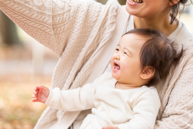 赤ちゃんを抱っこしている女性の画像