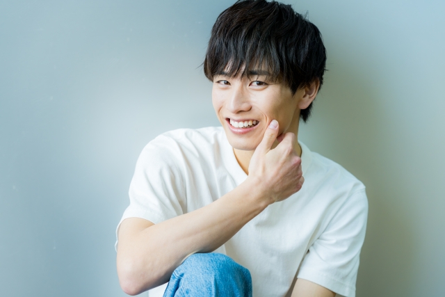 カメラ目線で笑顔の男性の画像