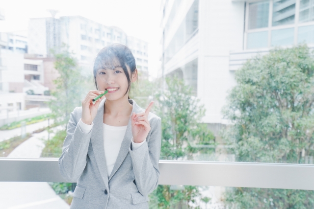 電子タバコを吸う女性