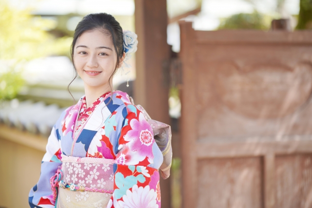 着物姿の笑顔の女性
