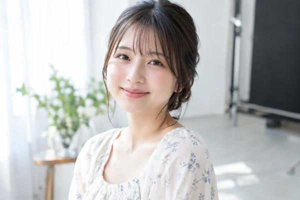 20代の女性がプロフィール写真を撮影している