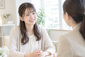 20代の女性がアドバイザーと相談している