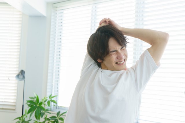 ひとりで婚活に悩む男性