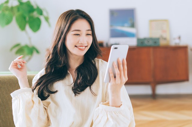 スマートフォンで婚活する女性