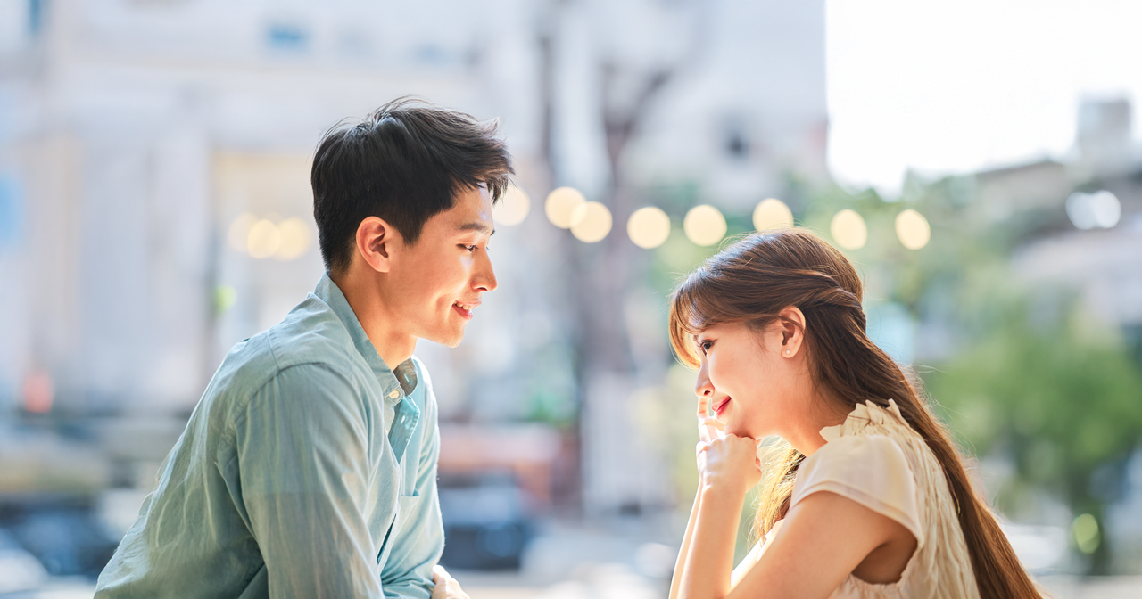 真剣に向き合う男女