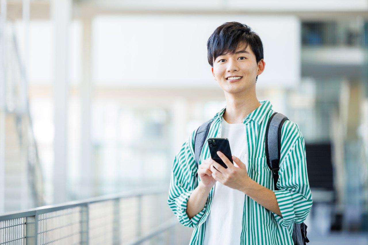 スマートフォンを持つ男性