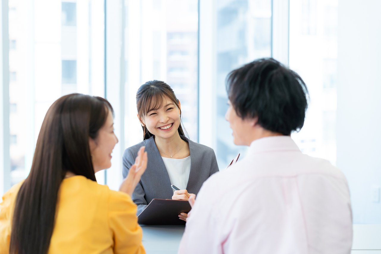 アドバイザーへ婚活相談をする男女