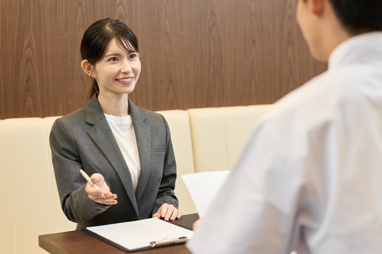 会員へ丁寧にアドバイスする婚活アドバイザー
