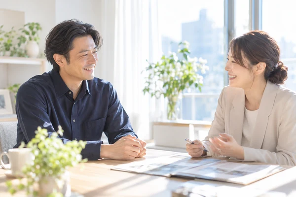 明るい相談室で、担当のアドバイザーに活動の相談をしている30代後半の男性